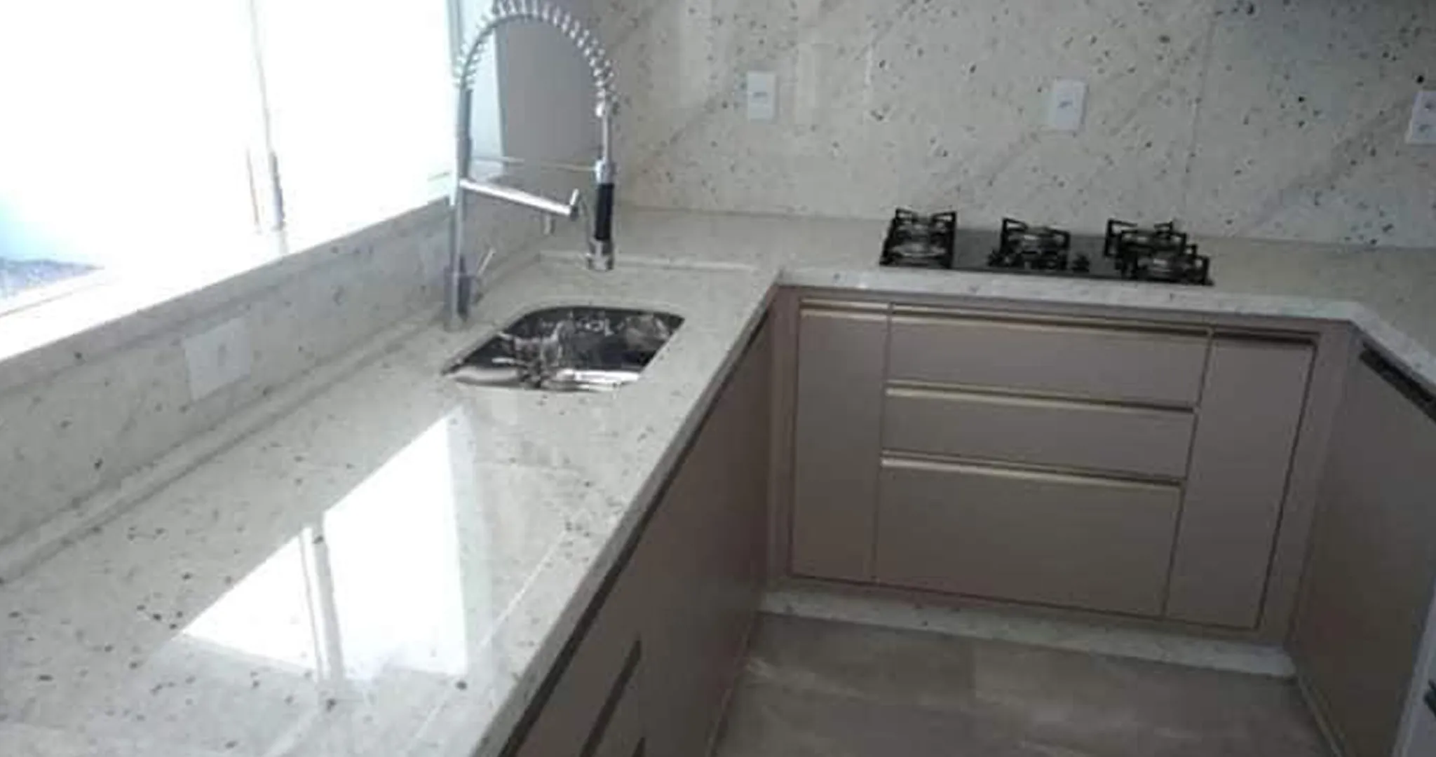 Гранит Pitaya в интерьере (столешница)